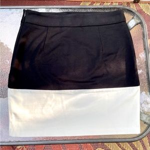 Dalia Collection black & white color-block miniskirt. (JJ207)